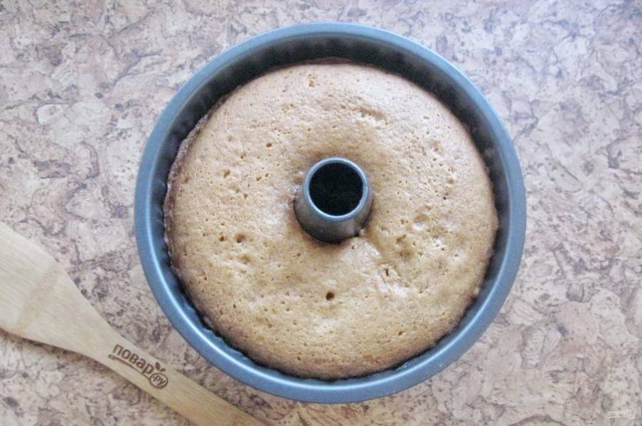 Выпекайте кекс в духовке разогретой до 170-175 градусов 45-50 минут. Готовность проверьте сухой палочкой.