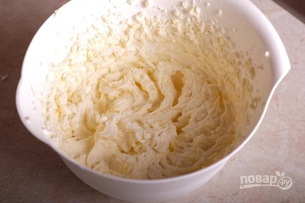 36. Последний этап - сборка торта. Приготовьте крем, взбив в мисочке творожный сыр с сахарной пудрой и сливочным маслом. 