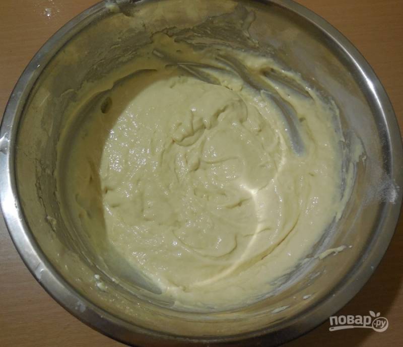 Потом добавьте постепенно муку и замесите тесто. Оно должно получаться не сильно густым, а как тесто на оладьи. 