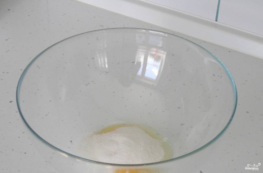 В миске разотрите яйцо с сахаром до однородной массы. Далее добавьте размягчённое сливочное масло. Всё перемешайте.