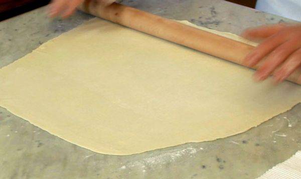 5. Последним этапом будет раскатка. Лучше всего сделать тесто максимально тонким, чтобы пицца была вкуснее. Выложите тесто на пергамент для выпечки и соберите пиццу по своему вкусу. Вот так, просто и быстро! 