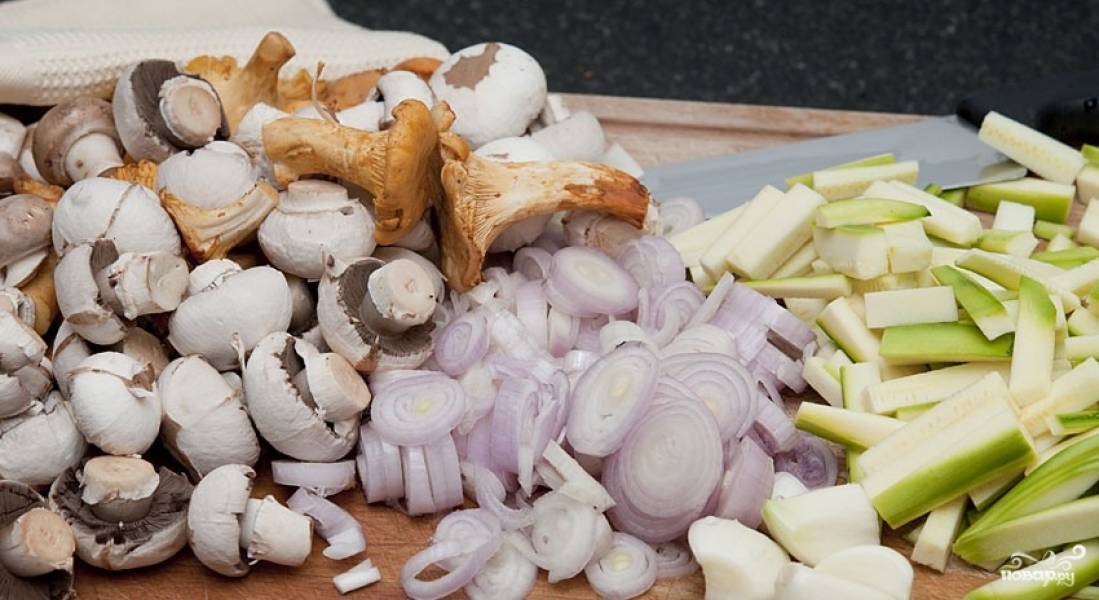 Занимаемся ингредиентами: моем и очищаем грибы, нарезаем лук и цукини, говядину, чеснок. Величина нарезки - на ваше усмотрение.
