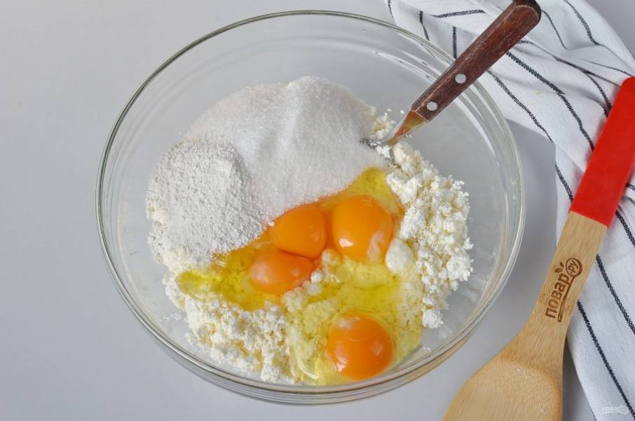Сделайте творожную начинку: творог соедините с яйцами, добавьте 150 грамм сахара, 1 ч.л. разрыхлителя.