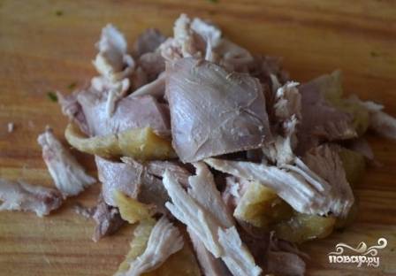 Снимаем куриное мясо с косточек, нарезаем его кусочками.