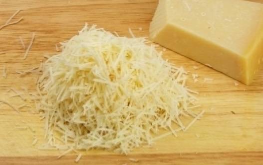 4. Натереть сыр на терке. Можно сочетать несколько видов сыра, в том числе и сливочный. Также прекрасно подойдет для такой закуски творог, который можно дополнить солью, перцем и паприкой, например. 