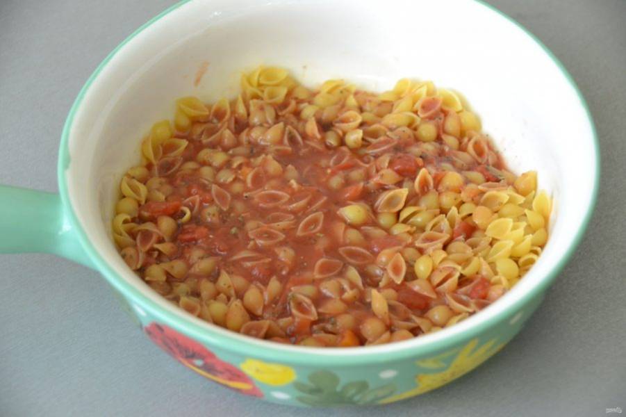Влейте разведенный водой томатный соус поверх макарон в форму. 
