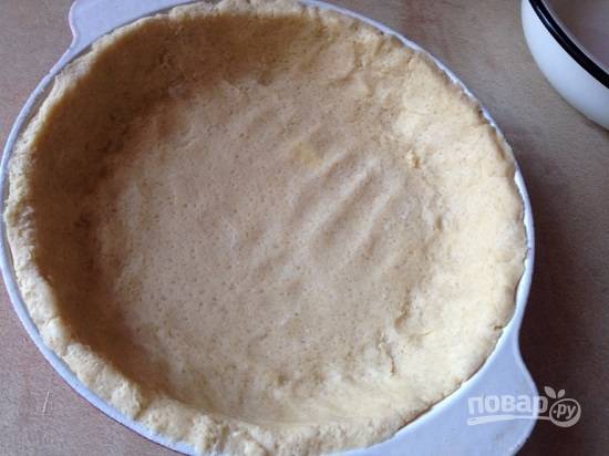 Пирог лучше печь в разъемной форме диаметром 25-26 см. Я пекла в тяжелой чугунной форме. Раскатаем тесто в пласт и выложим в форму, формируя бортики.