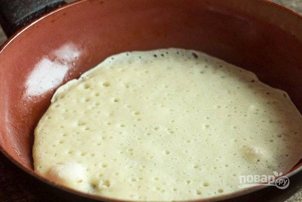 Полученную смесь вводим в тесто, перемешиваем хорошенько. Оставим тесто еще минут на 20, а затем начнем выпекать блины обычным способом, смазывая сковороду растительным маслом. 