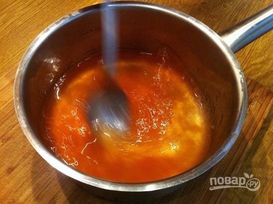 В первую очередь приготовим желатиновый раствор. В кастрюльку наливаем стакан кипятка и высыпаем упаковку магазинного желе (оно рассчитано на 500 мл воды) и добавляем желатин. Размешиваем до полного растворения крупинок и отставляем в сторонку, пусть остынет.