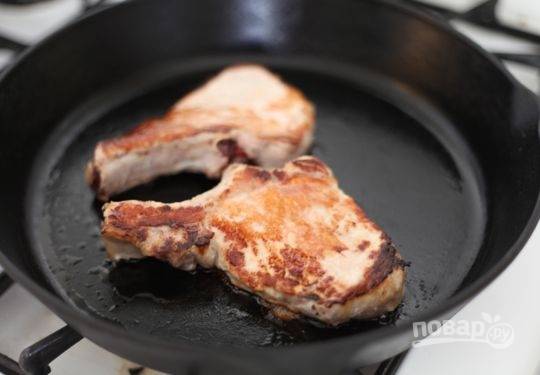 2.	За полчаса до приготовления удалите мясо из кефира и вытрите салфетками, посыпьте солью и перцем. Разогрейте сковороду с растительным маслом и обжарьте мясо с одной стороны в течение 3 минут. Переверните мясо и отправьте сковороду в разогретый до 220 градусов духовой шкаф на 10 минут, а затем уберите мясо в сторону.