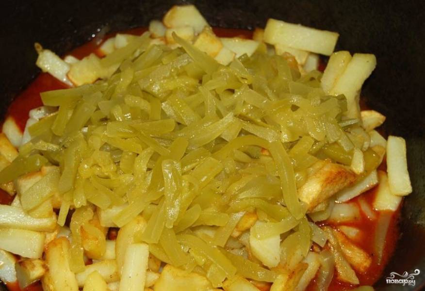 14. К почти готовому мясу добавить картофель и огурцы.