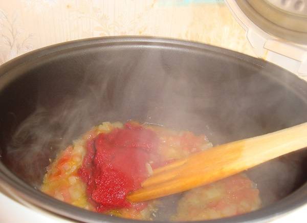 4. Тем временем вымыть и просушить помидоры. При желании можно снять кожицу, чтобы соус был однородный. Если хочется, чтобы чувствовались кусочки помидор, тогда их просто нарезать. Отправить в чашу мультиварки, тщательно перемешать. Через 5 минут добавить томатную пасту. 