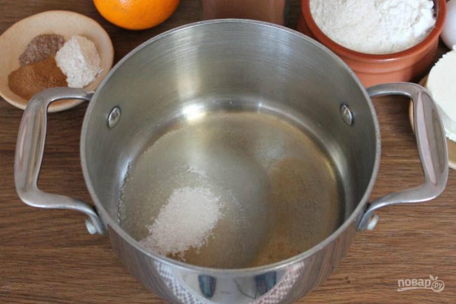 В кастрюлю насыпаем сахар, добавляем воду и настойку. Ставим на огонь и помешивая нагреваем до полного растворения сахара.