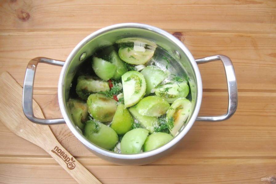 Перемешайте помидоры, красный перец, укроп, чеснок, соль и сахар. Поставьте кастрюлю в холодильник на два часа, чтобы овощи пустили сок.