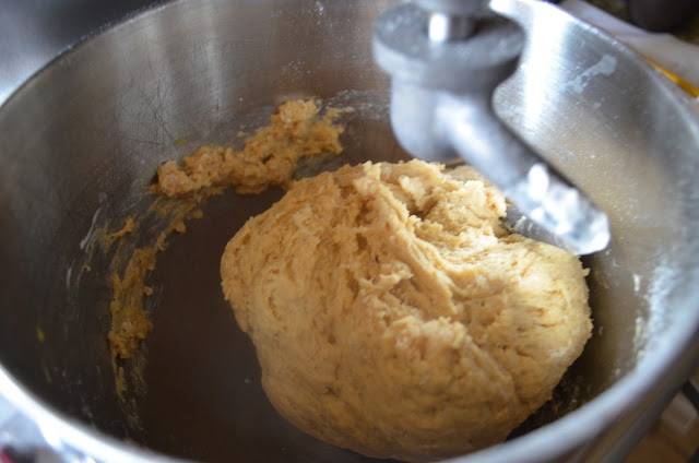 4. Просеять муку и постепенно добавлять в тесто. Влить также растопленное сливочное масло. Продолжать взбивать. 
