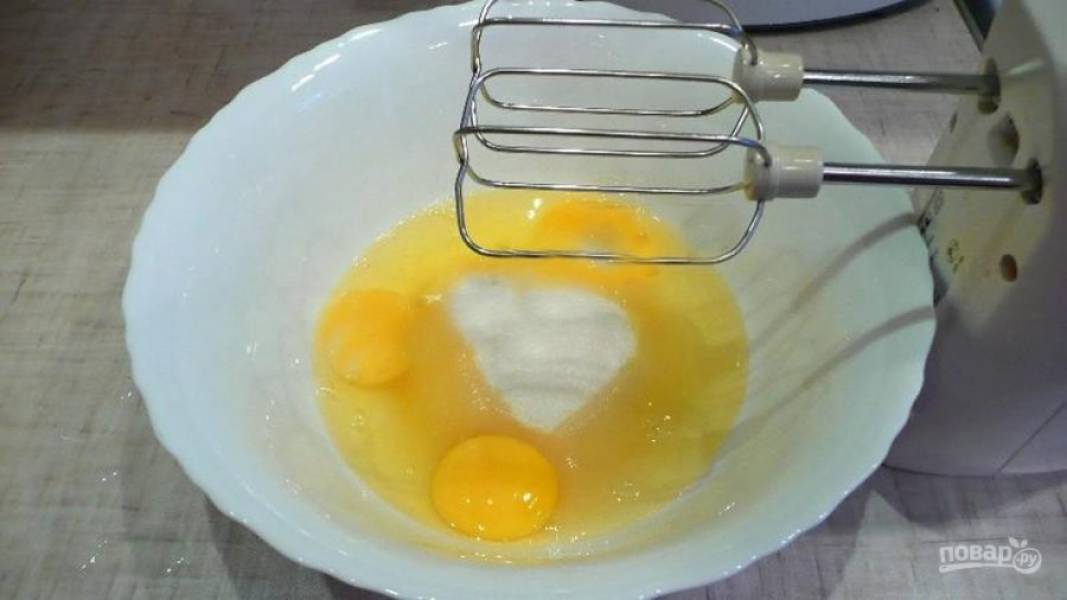 В чистой, сухой посуде взбейте яйца с сахаром.