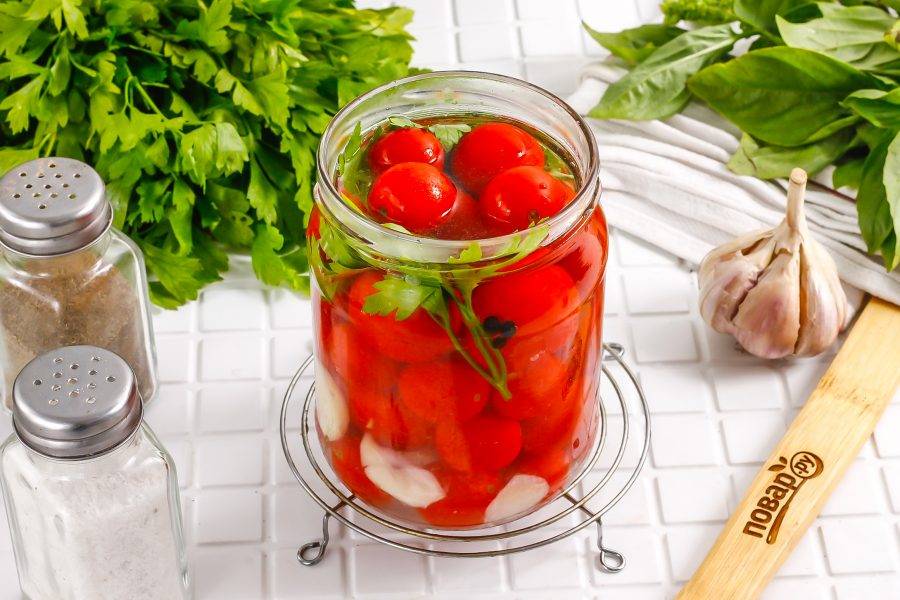 Промойте пару веточек петрушки, выложите в емкость с помидорами и залейте горячим маринадом.