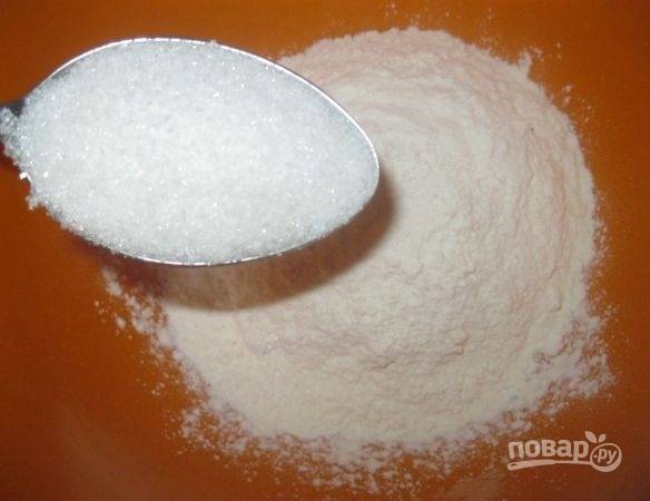 1.	Пшеничную муку обязательно просеиваю через сито (для обогащения кислородом) всыпаю сахарный песок (лучше не добавлять его много, иначе на сковороде блины начнут гореть), соль.