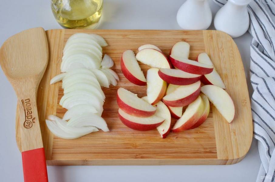 Порежьте не слишком тонко лук, яблоко — небольшими дольками.