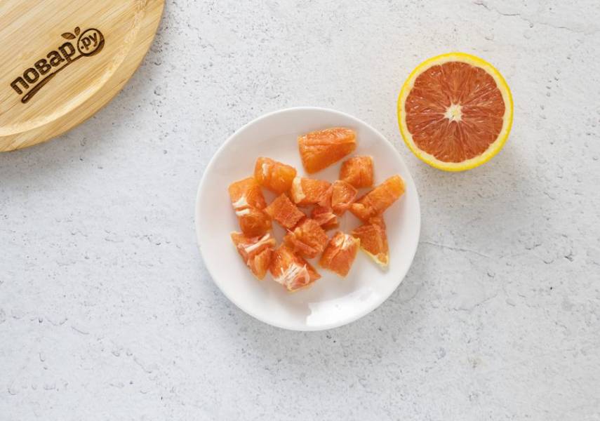 Апельсин очистите от кожуры. Нарежьте на небольшие кубики, при необходимости удалите косточки.