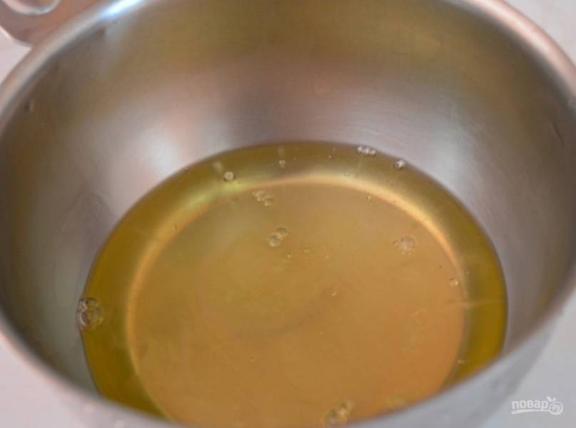 1. Отделите белок от желтков и поместите в глубокую посуду.