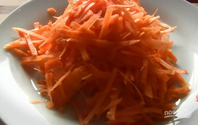 2. Морковь выберите крупную, сочную. Натрите на крупную терку, а лучше — на терку для корейской моркови.