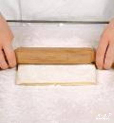 1.	Разморозить тесто. Желатин разделить на две части. 30 г  и 15 г желатина замочить отдельно в 0,5 стакане холодной воды. Размороженное тесто раскатать в тонкий пласт.