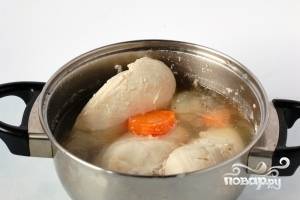 Отварите в подсоленной воде куриную грудку и морковь.