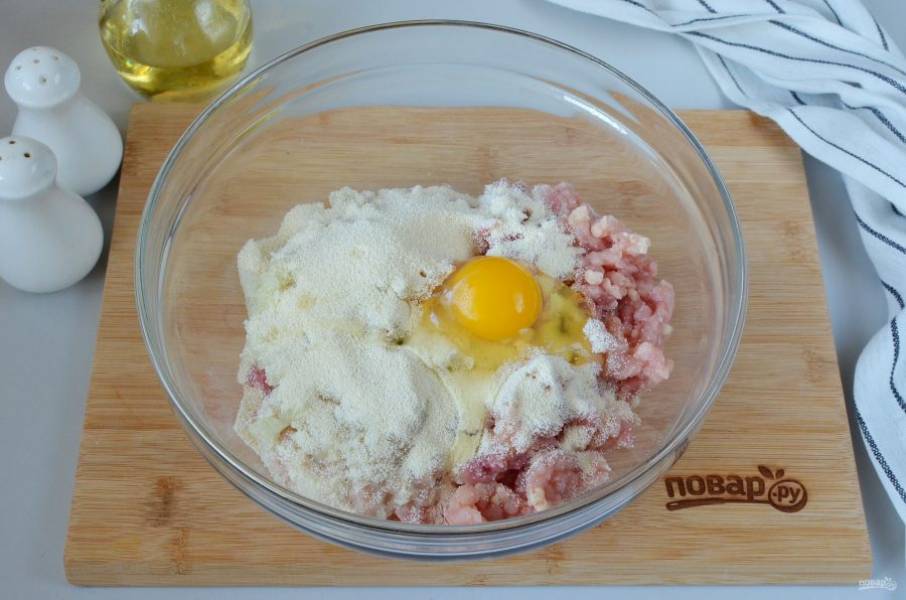 Добавьте манку и яйцо, соль и перец по вкусу.