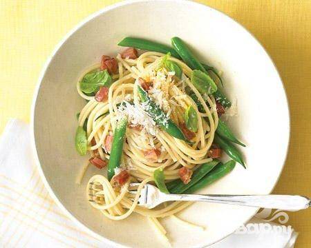 Спагетти с беконом, зеленой фасолью и базиликом
