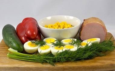 1. Приготовьте все необходимые для салата ингредиенты. Яйца отварите вкрутую и остудите. Овощи промойте.