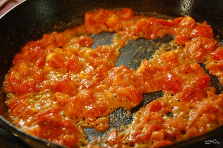 4.	Сковороду верните на огонь, добавьте помидоры и обжаривайте их около 5 минут, добавьте соль и перец.
