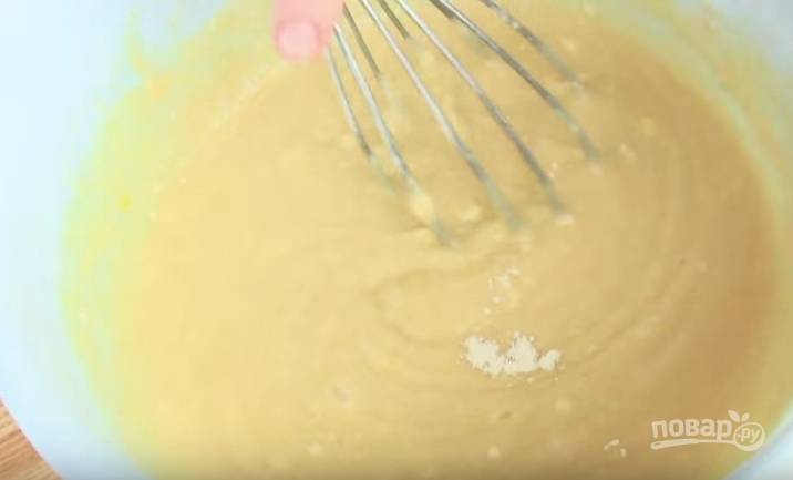 3. Просейте муку и в несколько приемов добавьте ее в тесто. Мешайте, пока не исчезнут комочки. По консистенции должно получиться тесто, как на оладьи.