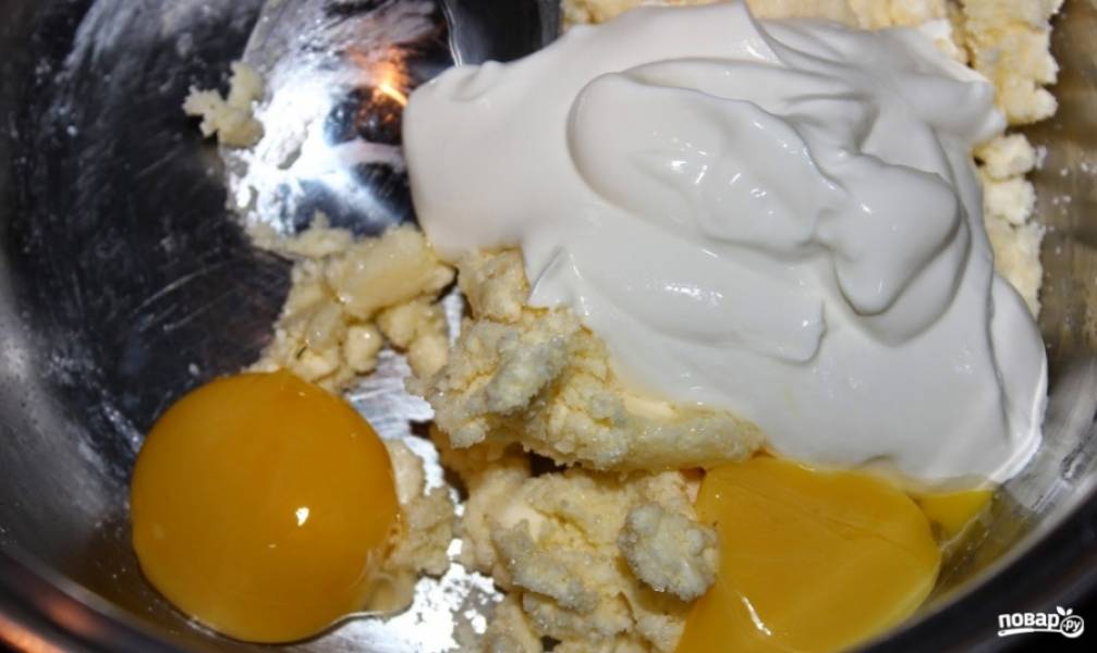 1. Для начала смешаем размягченное масло, сахарную пудру (половину), одно яйцо и сметану. 