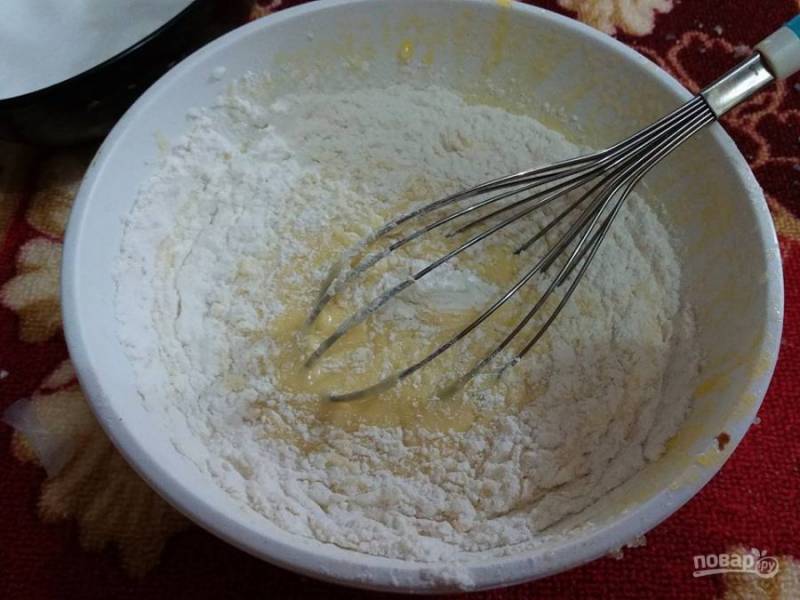 2. Добавьте в яичную смесь просеянную муку, разрыхлитель, соду, соль и ванильную эссенцию.
Замесите гладкое тесто.