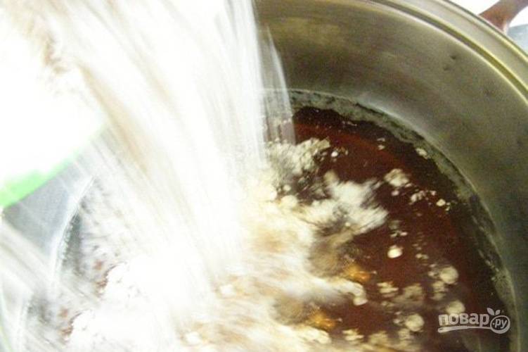 В горячую сладкую жидкость насыпьте муку и хорошо вымесите тесто.