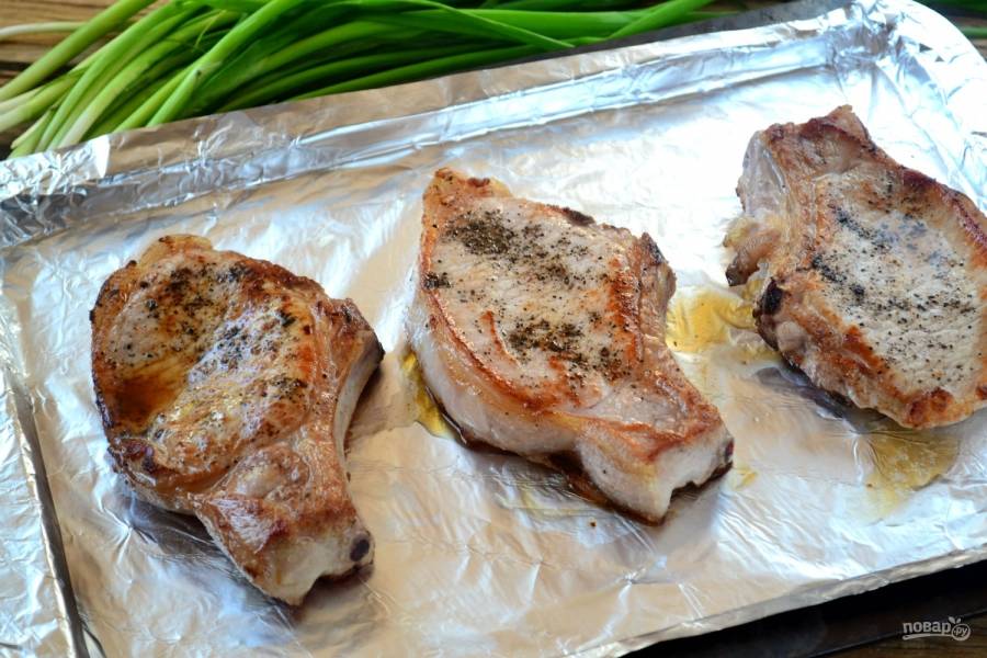 Выложите мясо на противень и отправьте в горячую духовку на 10 минут. Мясо хорошо пропечется внутри и при этом останется очень сочным. 