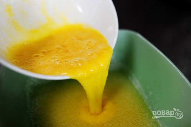 2. В отдельной емкости растопите сливочное масло. Добавьте в остывшее масло яйца и взбейте смесь.
