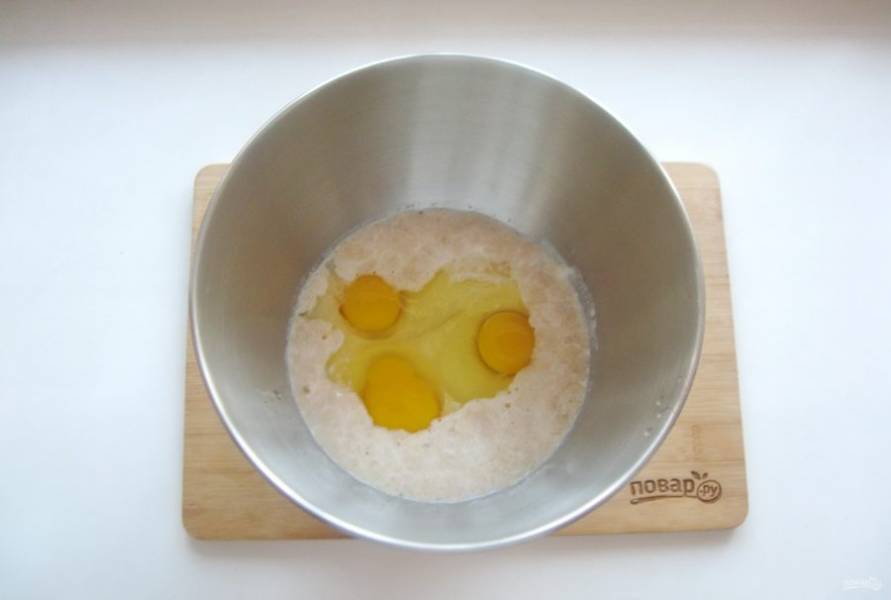 Разбейте в миску яйца.