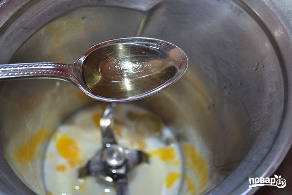 1. Для начала нужно заняться тестом. В глубокую  мисочку вбейте яйца и добавьте молоко. Влейте немного растительного масла. 