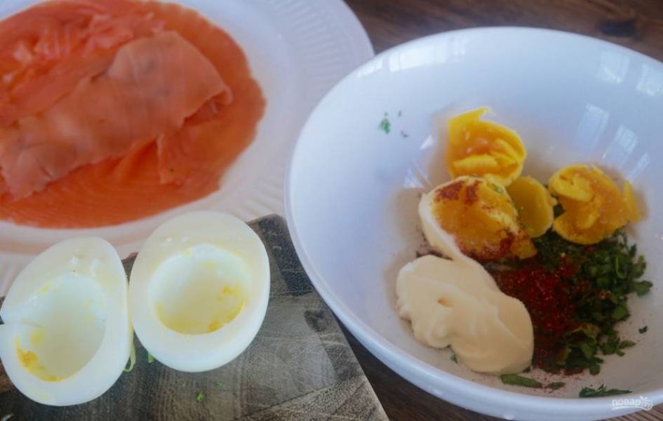 2. Разрежьте яйца, извлеките желток, который смешайте с измельченным лососем, спаржей и майонезом.