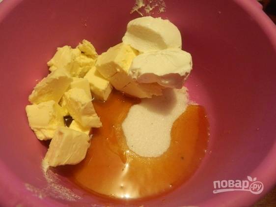 В небольшой посуде миксером перемешиваем сметану, сахар, мед и мягкое сливочное масло.