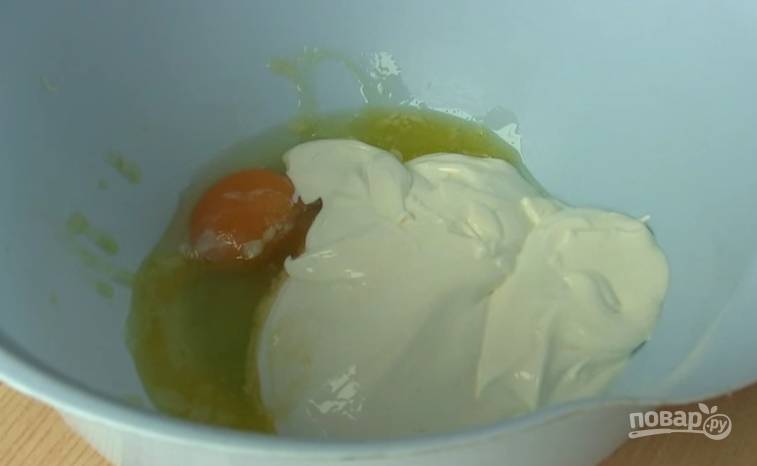 1. Соедините сахар, соль, соду и ванилин. Добавьте яйцо, сметану и растопленное масло. Всё это тщательно перемешайте венчиком. 