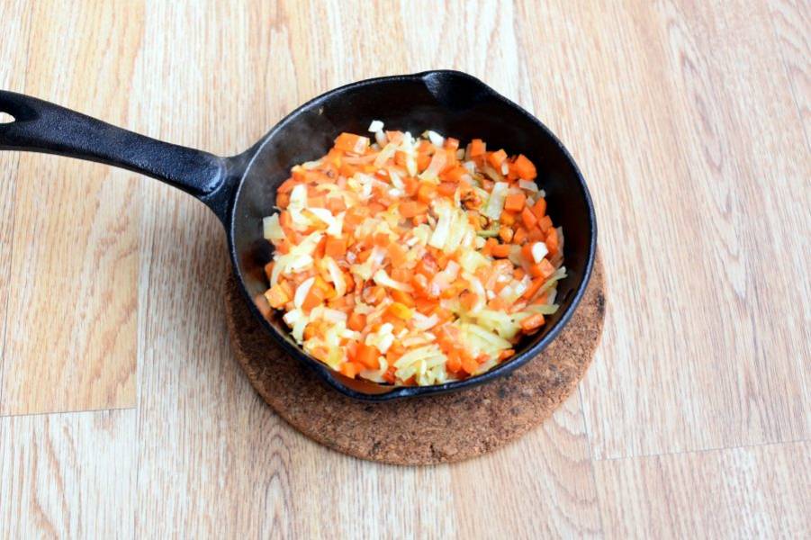 Овощи нарежьте тонко. На разогретом, но не раскаленном масле обжарьте лук, чеснок и морковь до легкой корочки. Овощи должны отдать свой аромат маслу, а не поджариться.