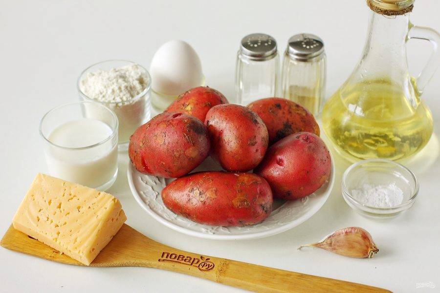 Подготовьте все ингредиенты. Картофель можно отварить заранее и остудить.