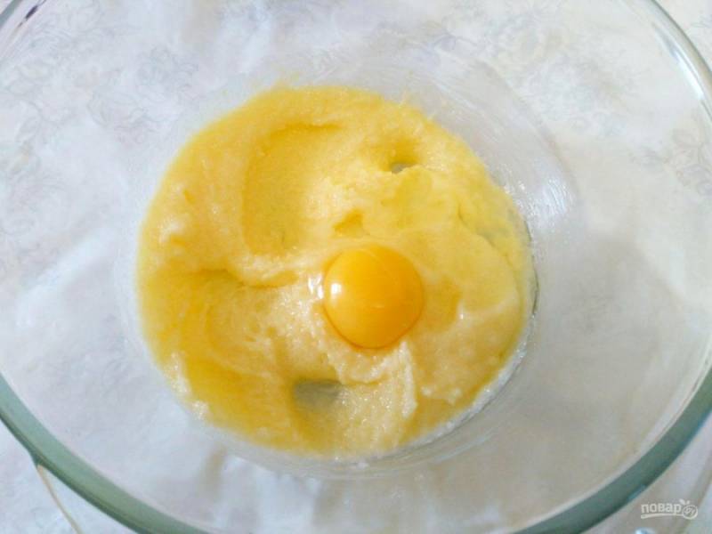 В глубокой миске соедините мягкое масло и сахарный песок, введите яйца по одному, тщательно перемешивая массу.