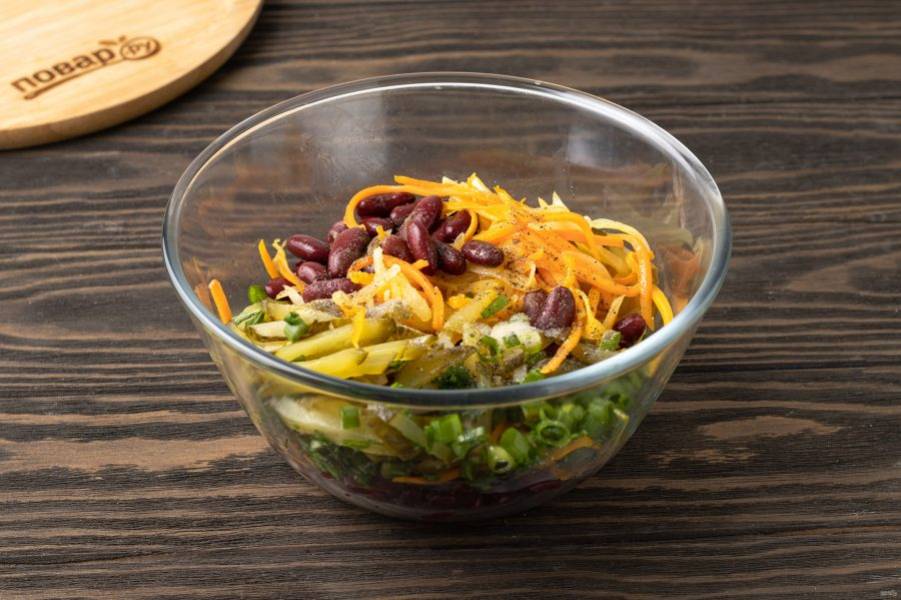 Соедините подготовленные ингредиенты в миске. Заправьте салат оливковым маслом, посолите и поперчите по вкусу. Аккуратно перемешайте.