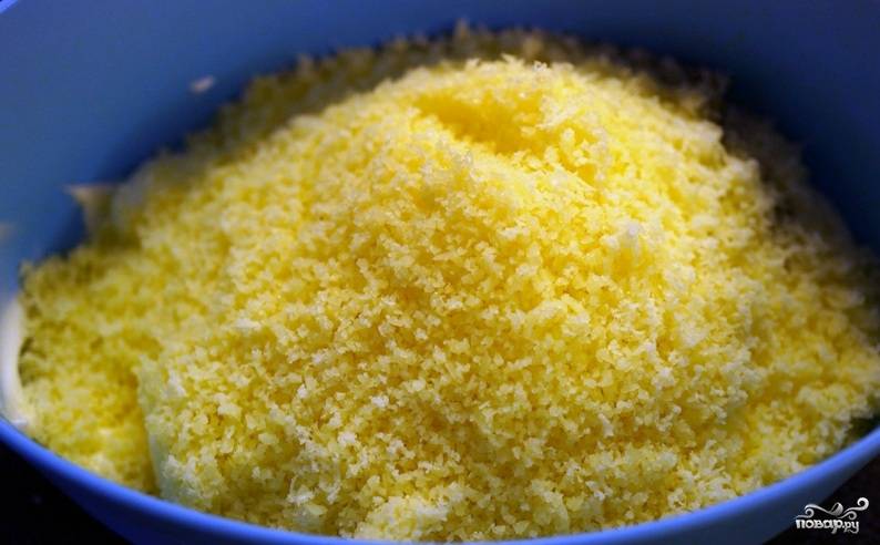 100 грамм сыра трем на мелкой терке и добавляем к майонезу и горчице. 