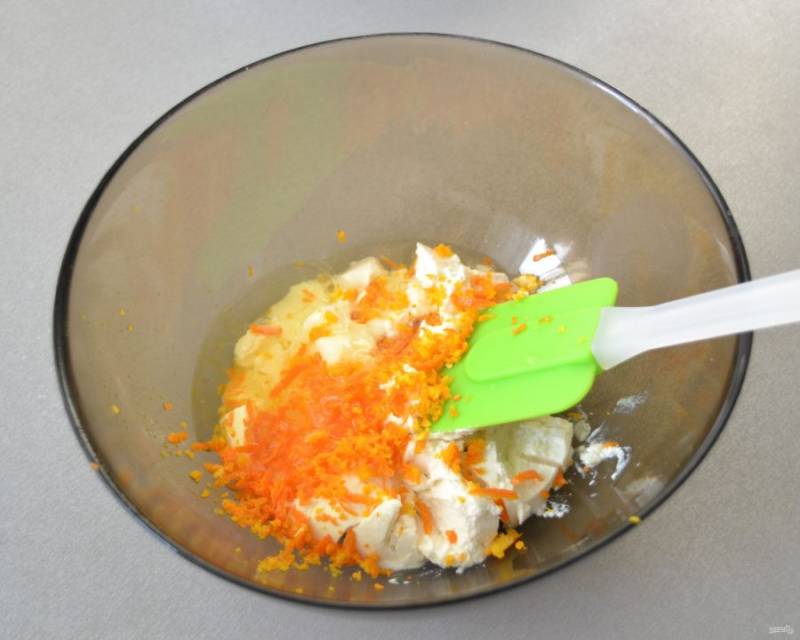 Приготовьте начинку. Добавьте в творожный сыр 1 ст. ложку сахара, цедру мандарина, добавьте белок одного яйца.