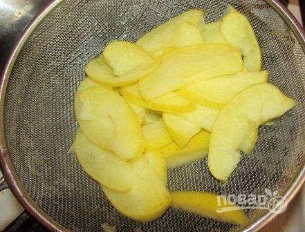Затем откинем яблочные дольки на дуршлаг, пусть стекает вода, а яблоки остынут.